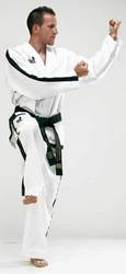 Taekwondo-Anzug mit schwarzem Bund