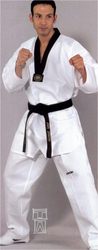 Taekwondo Anzug COMPETITION mit schwarzem Revers.